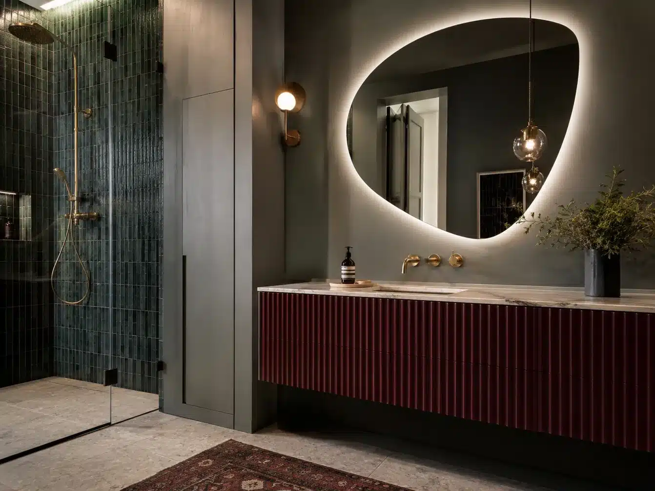 Bad mit Waschtisch, Spiegel und begehbarer Dusche